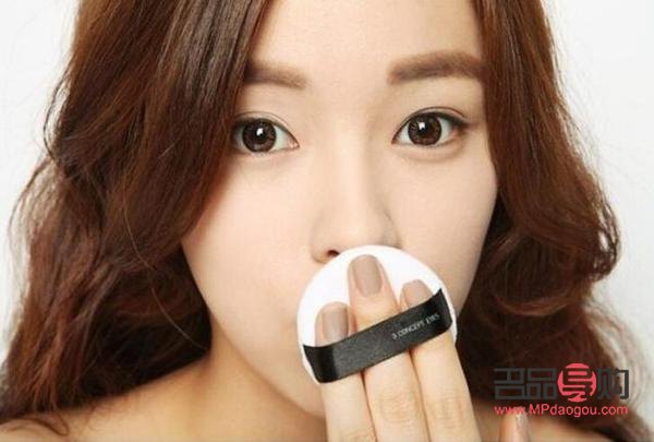 <h3>化妆技巧大揭秘:简单几步,画出迷人电眼</h3> <h3>化妆技巧大揭秘:简单几步,画出迷人电眼</h3>