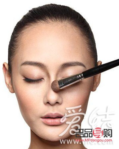 <h3>彩妆如何修饰鼻头</h3>