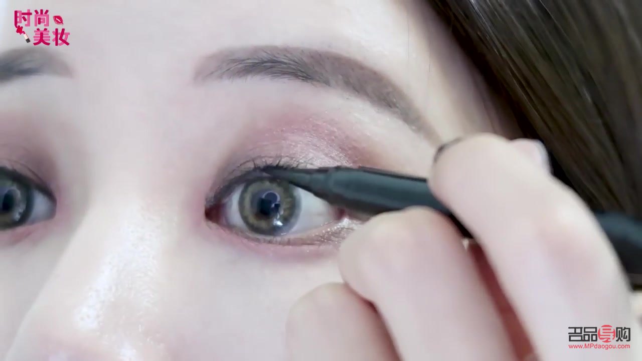 怎么化简单彩妆(怎么化简单彩妆教程)