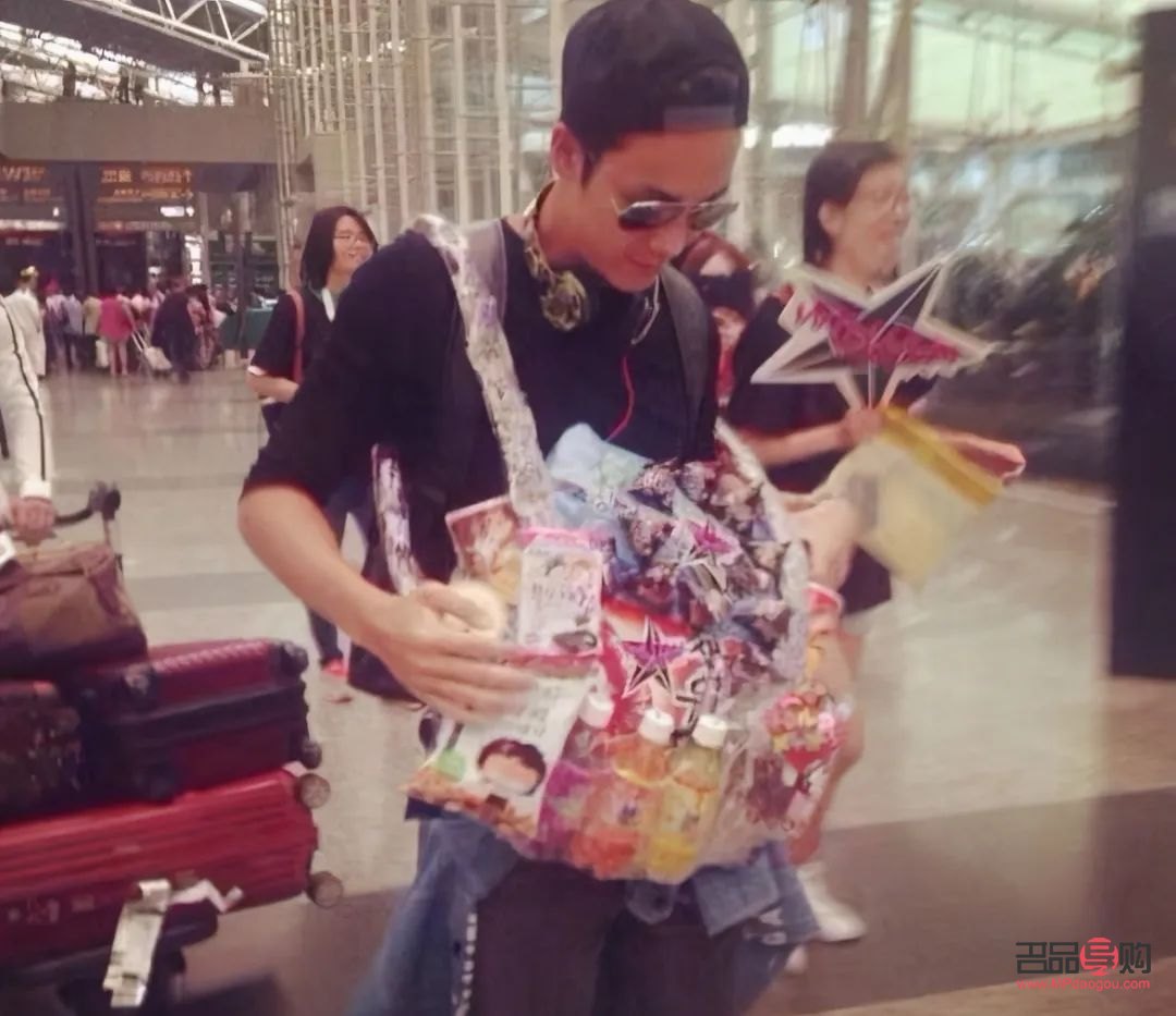 明星给粉丝们送礼物吗(明星给粉丝们送礼物吗是真的吗)