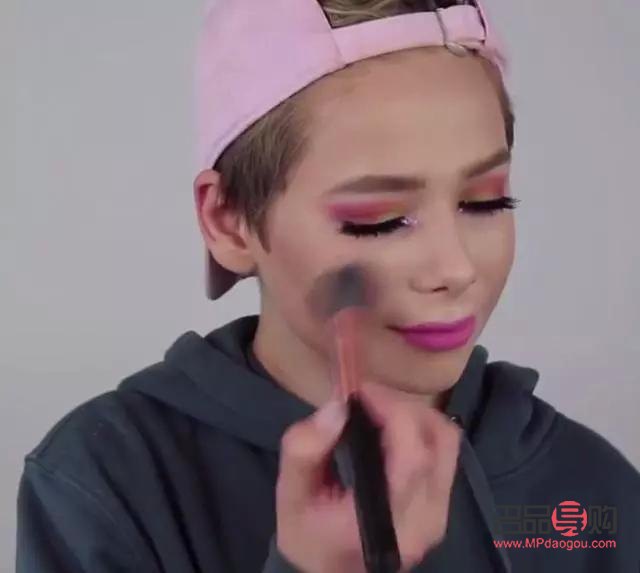 怎么形容彩妆(怎么形容彩妆化的好)