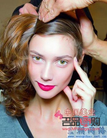 <h3>彩妆新风尚：打造迷人妆容的秘诀大揭秘</h3>