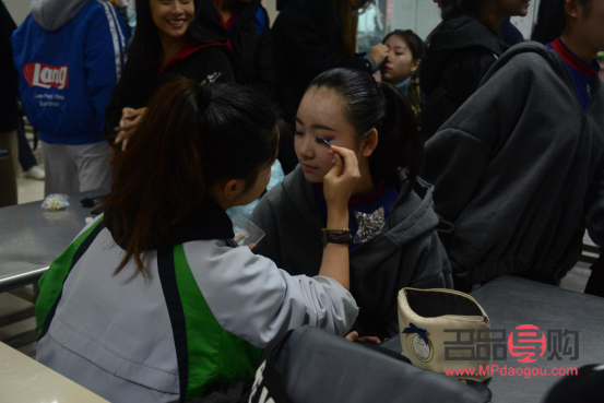 中专怎么学彩妆(中专怎么学彩妆专业)