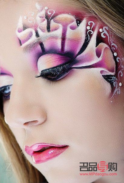 <h3>彩妆怎么涂鸦：打造个性妆容的秘诀</h3>