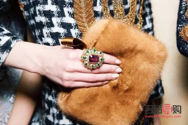 <h3>女生应该送她什么礼物</h3>