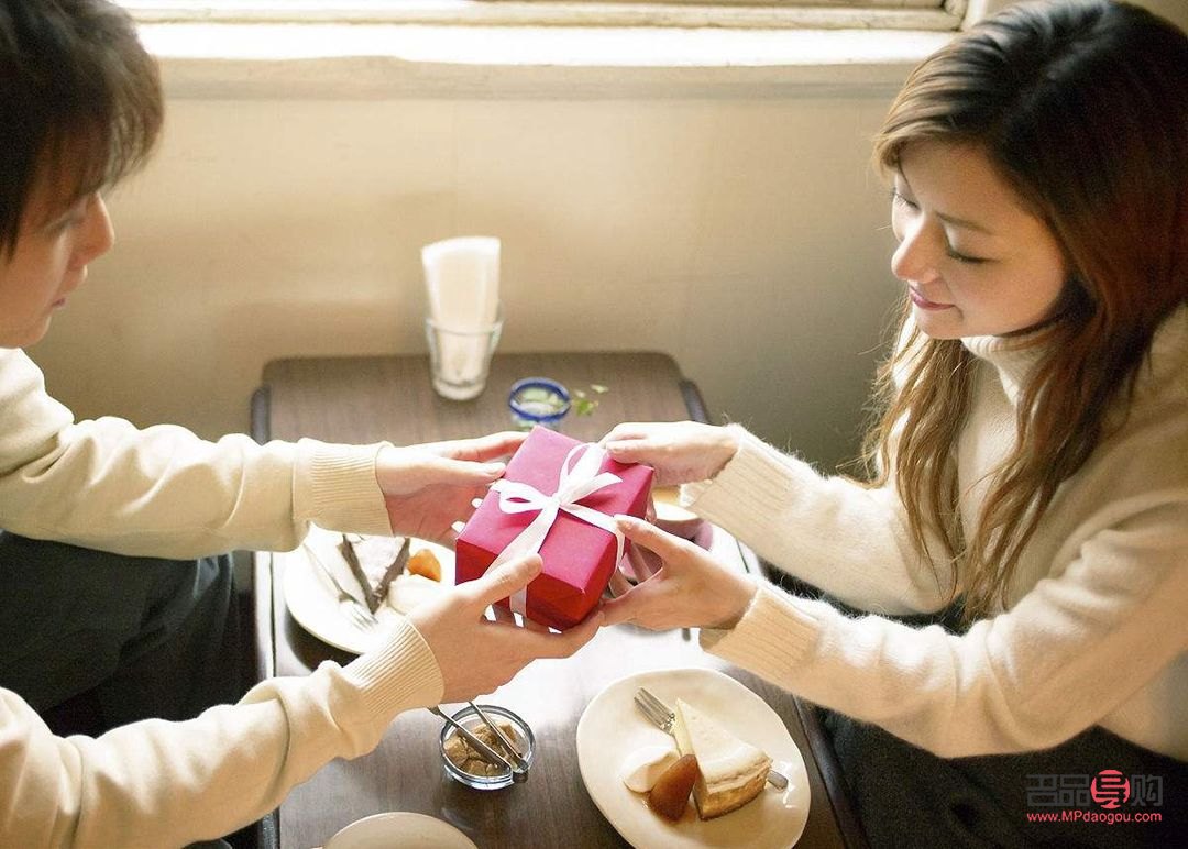 <h3>给女孩送礼物怎么解释</h3>