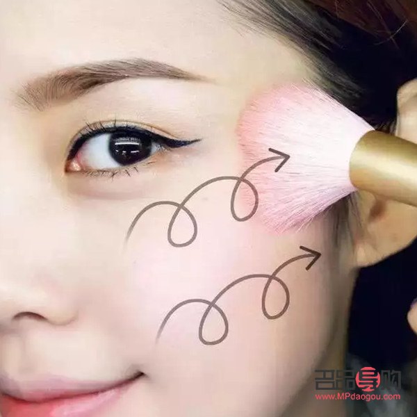 怎么去画彩妆(怎么去画彩妆视频)