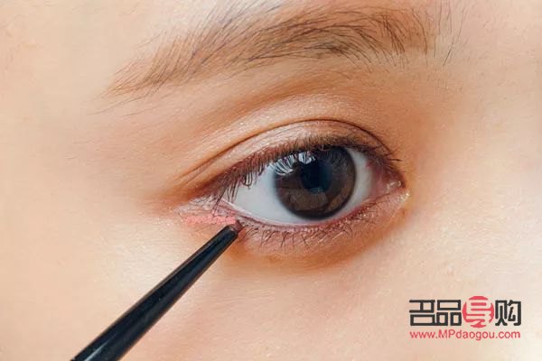 <h3>眼睑下垂吃什么药?专业解读与治疗建议</h3> <h3>眼睑下垂吃什么药?专业解读与治疗建议</h3>