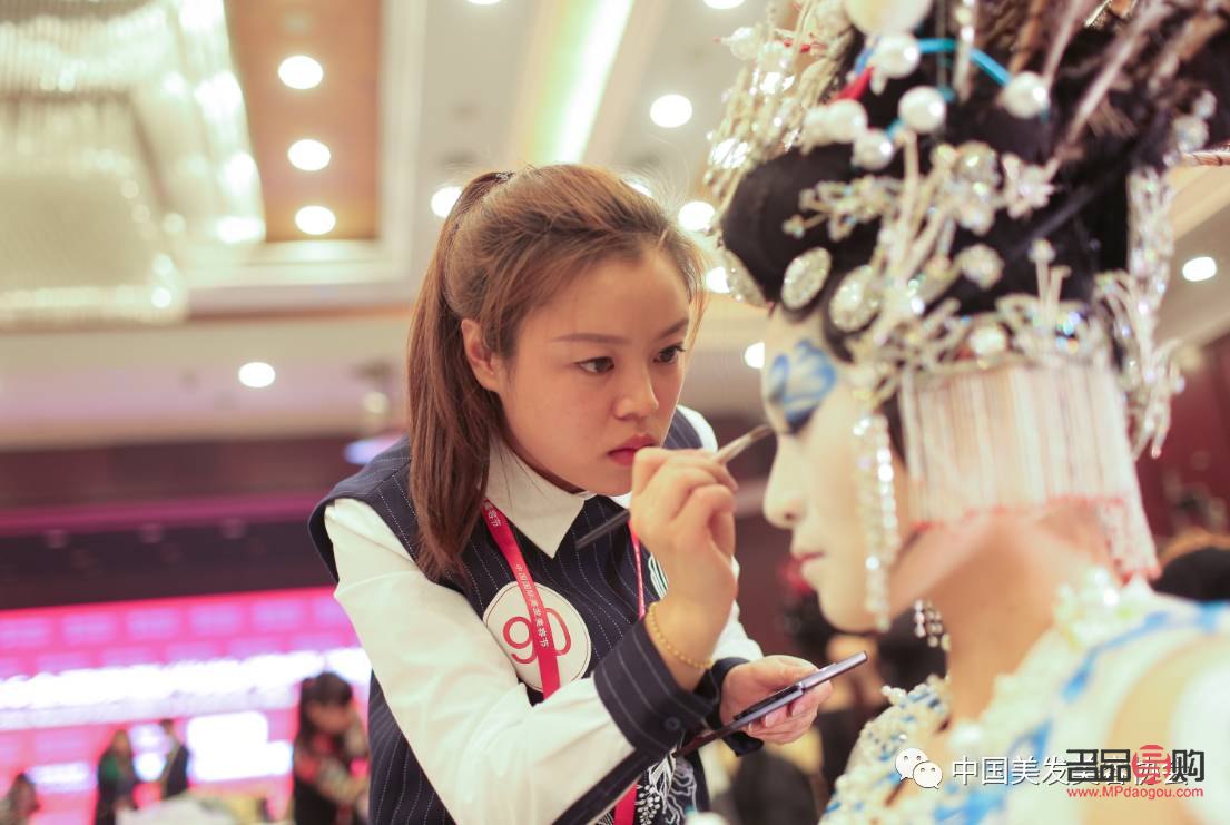 彩妆比赛怎么讲解(彩妆比赛怎么讲解的)