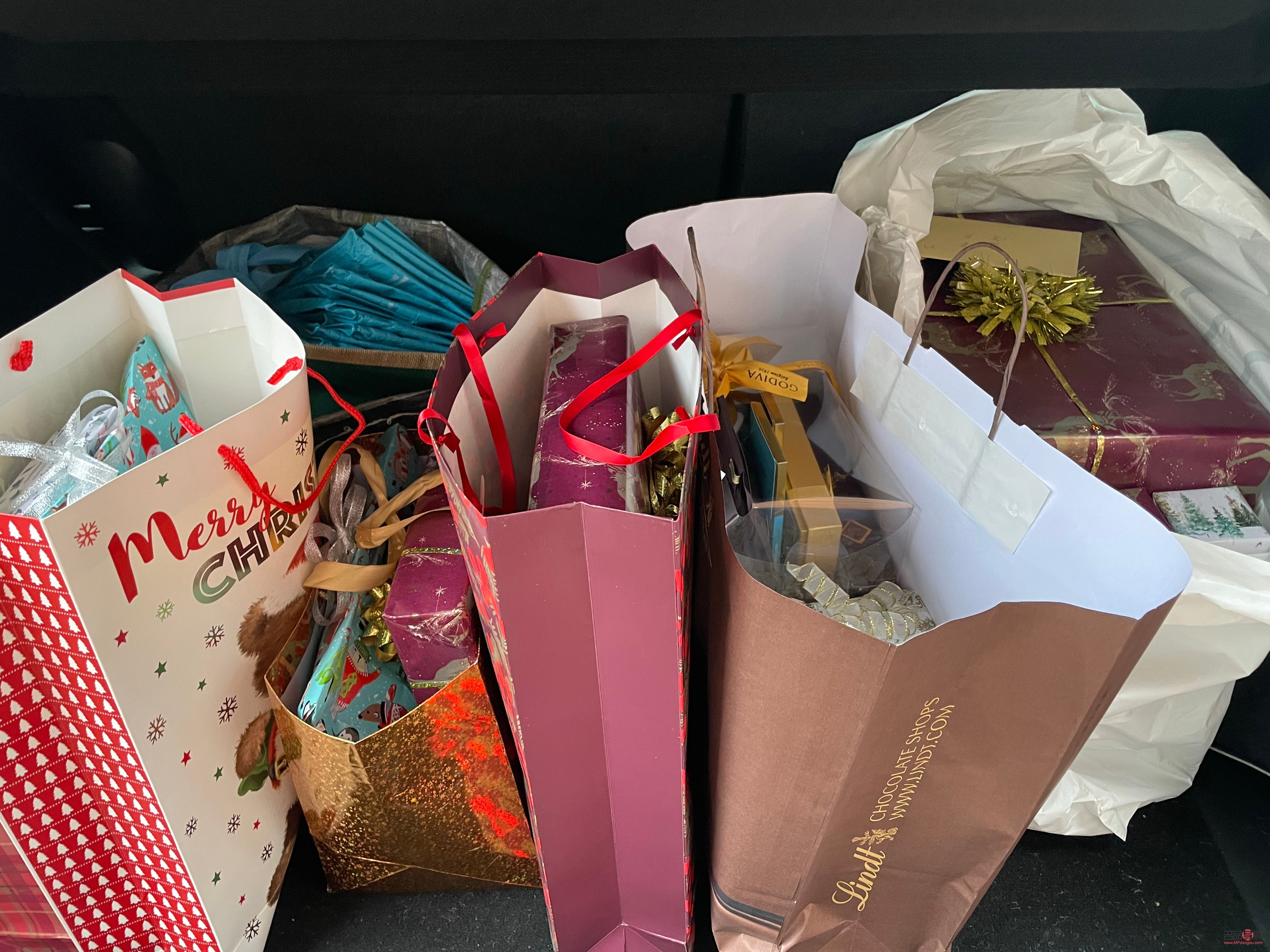 <h3>怎么送儿媳妇礼物呢</h3>