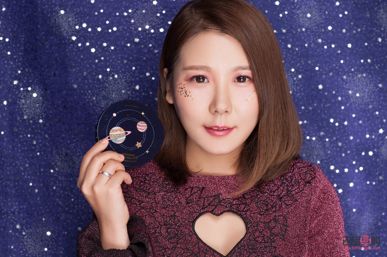 <h3>星空彩妆怎么画</h3>