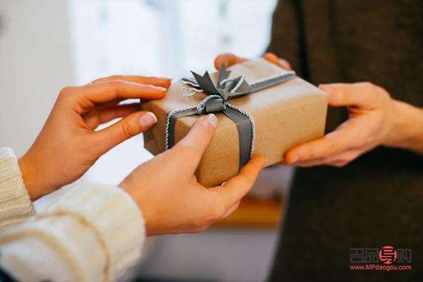 怎么去给父母买礼物呢(怎么去给父母买礼物呢英语)