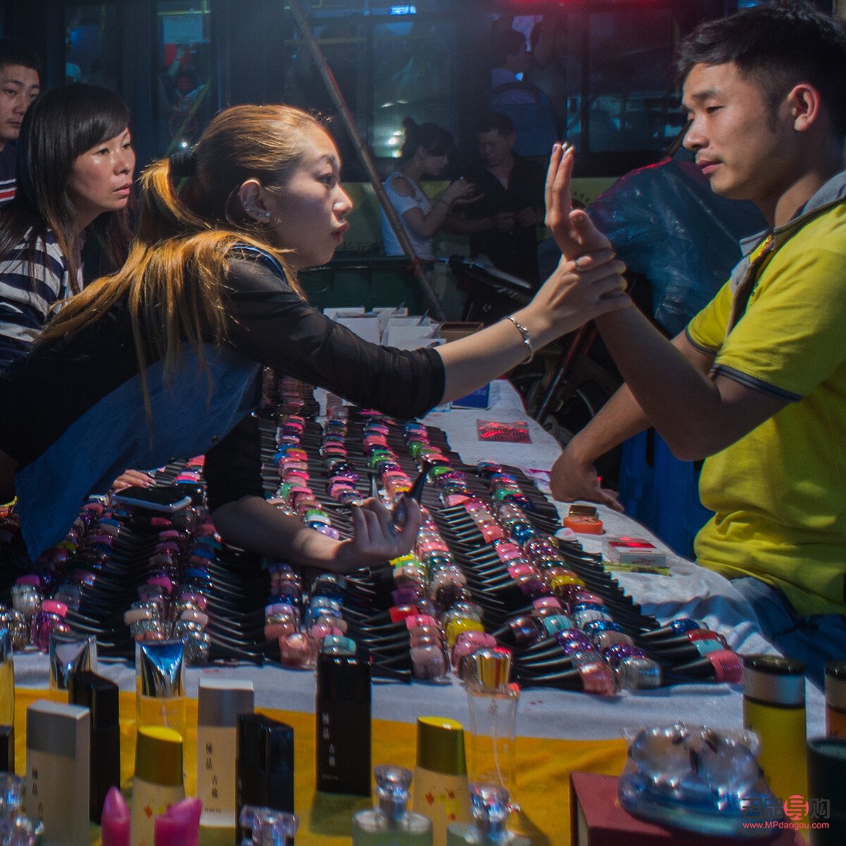 夜市彩妆怎么摆放(夜市彩妆怎么摆放图片)