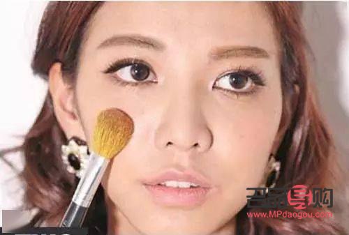 皮肤黑怎么上彩妆(皮肤黑怎么上彩妆遮瑕)