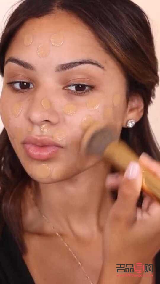 皮肤黑怎么上彩妆(皮肤黑怎么上彩妆遮瑕)