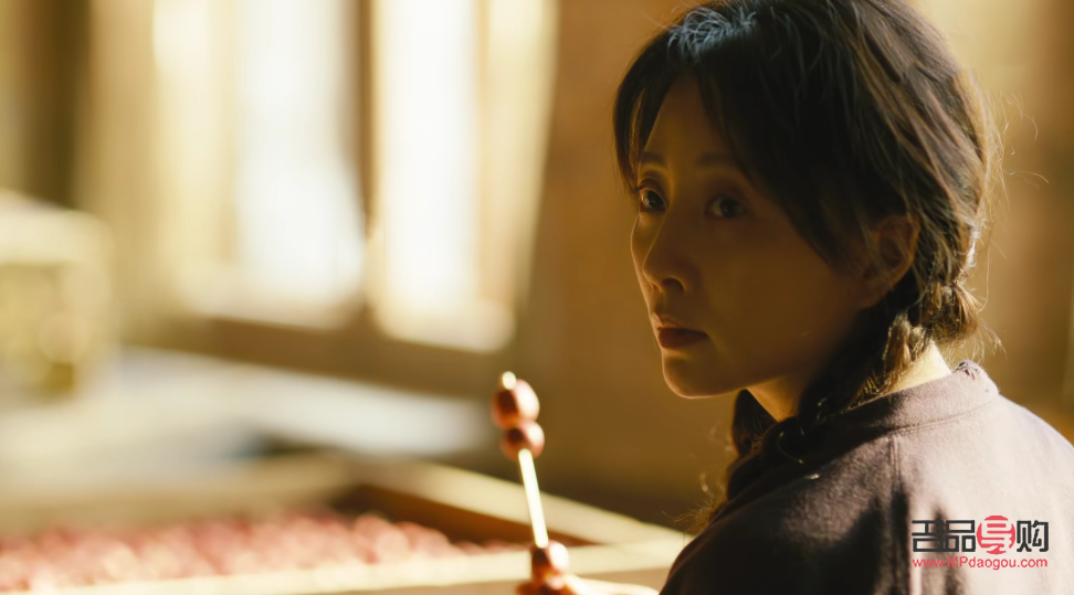 <h3>眼窝凹陷修复与去眼袋药膏的选择与使用</h3>