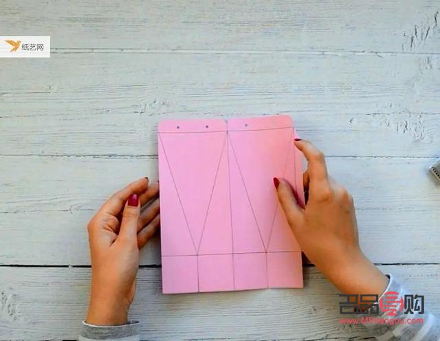 如何用皮筋做礼物盒子(如何用皮筋做礼物盒子视频)