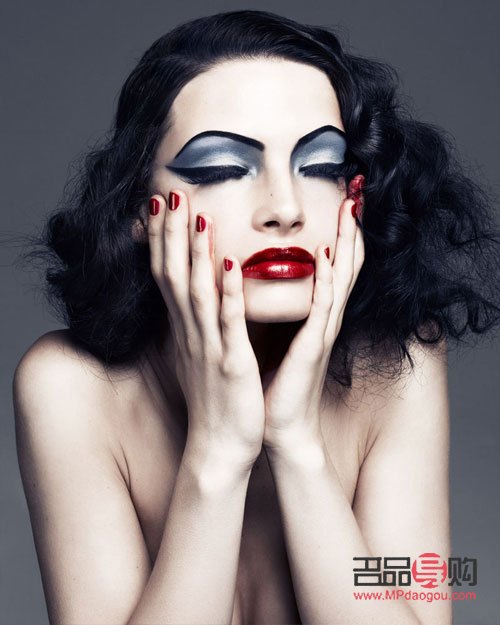 <h3>创意彩妆怎么定妆</h3>