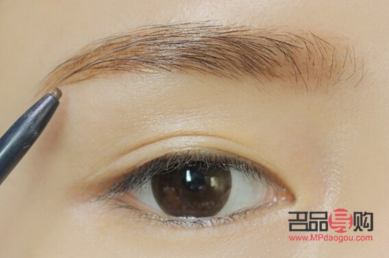 眼影画法大揭秘：轻松打造迷人电眼