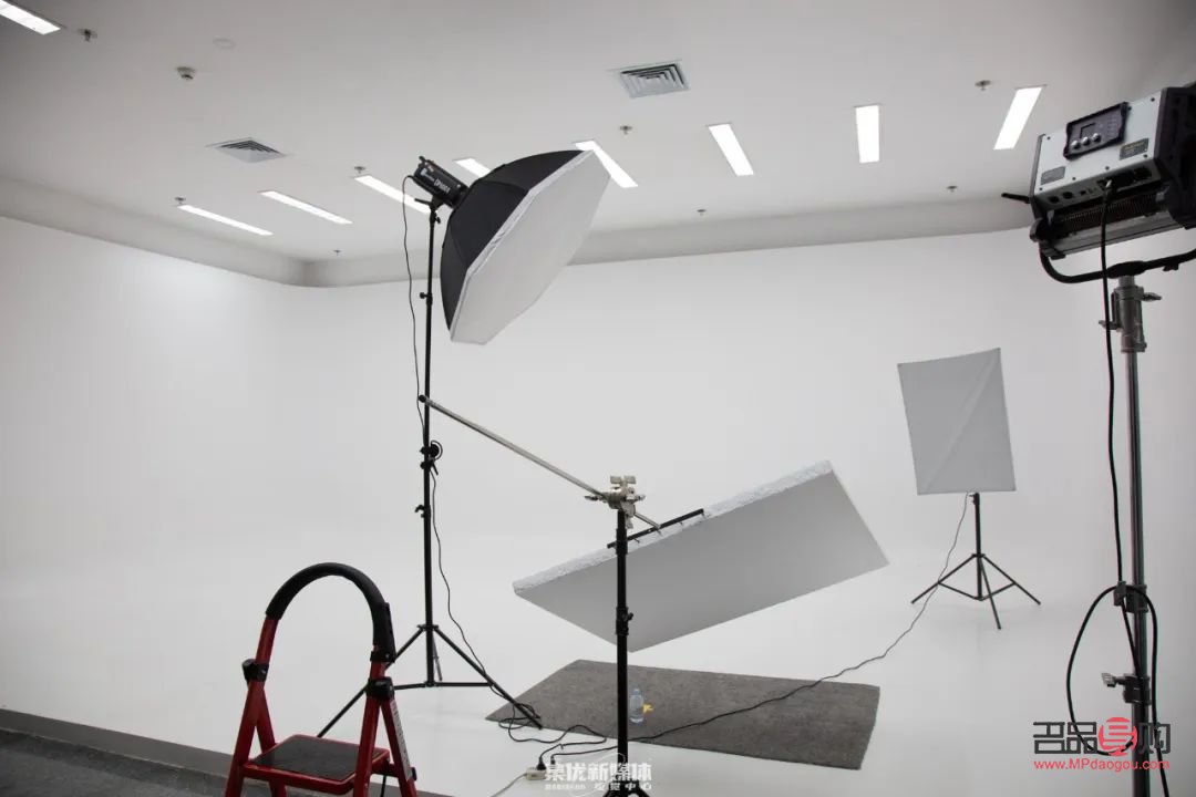 <h3>彩妆修复如何布景：打造专业级拍摄场景</h3>