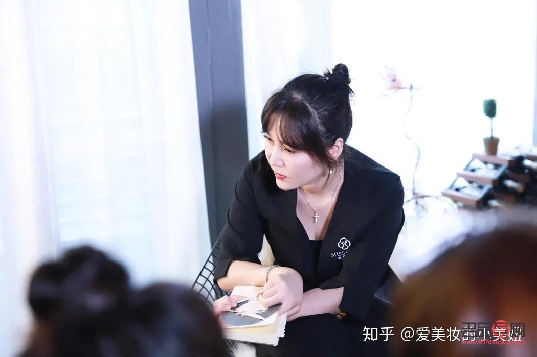 <h3>美容师能聊什么呢?专业话题与日常闲聊一网打尽!</h3> <h3>美容师能聊什么呢?专业话题与日常闲聊一网打尽!</h3>