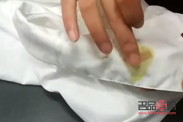 彩妆怎么洗掉(彩妆怎么洗掉衣服)