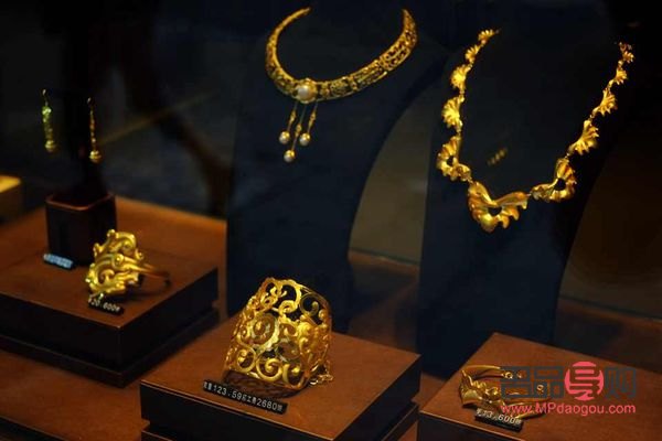 <h3>菜市口菜百黄金店:黄金珠宝的璀璨世界</h3> <h3>菜市口菜百黄金店:黄金珠宝的璀璨世界</h3>