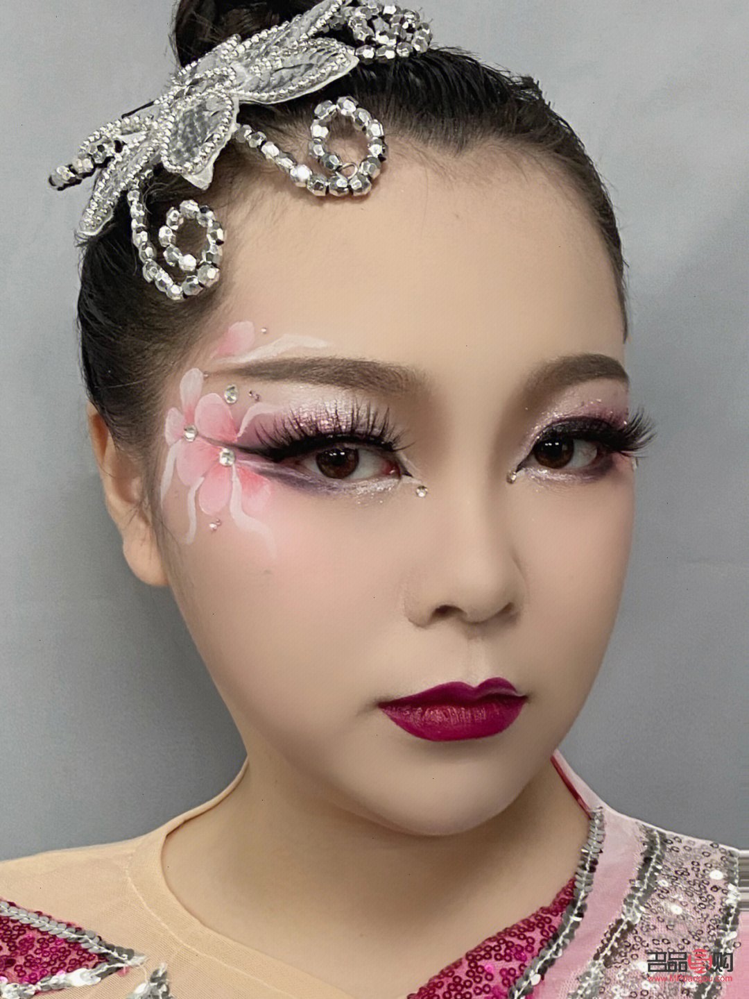 如何画好舞台彩妆(如何画好舞台彩妆图片)