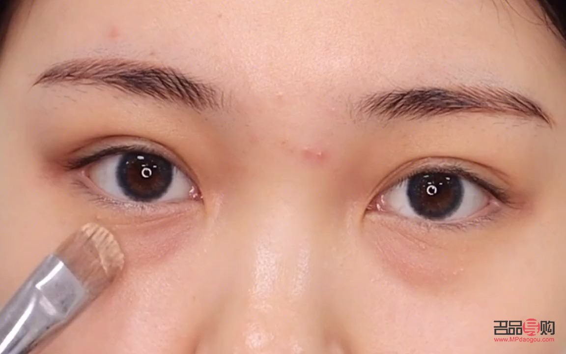 <h3>怎样化妆能把眼袋遮住</h3>