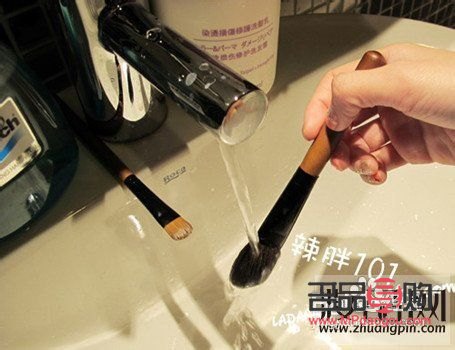 彩妆刷怎么清洁(彩妆刷怎么清洁保存)