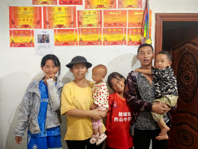 彝族足球姐妹与家人