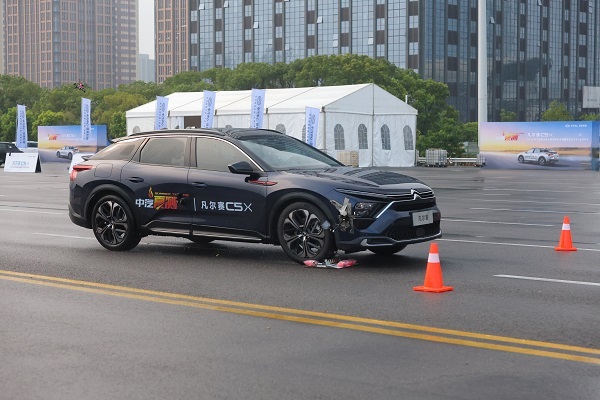 凡尔赛C5 X爆胎测试