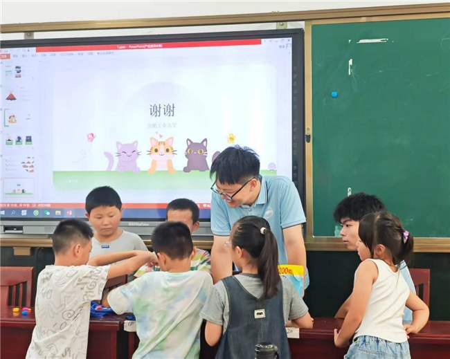孩子们参与科学实验的场景
