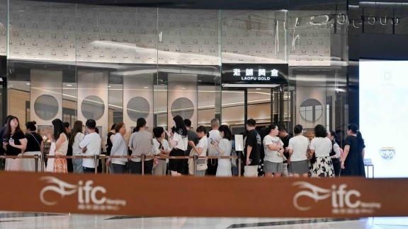 一个品牌拉动一个商场 老铺黄金成高端商场“流量密码”