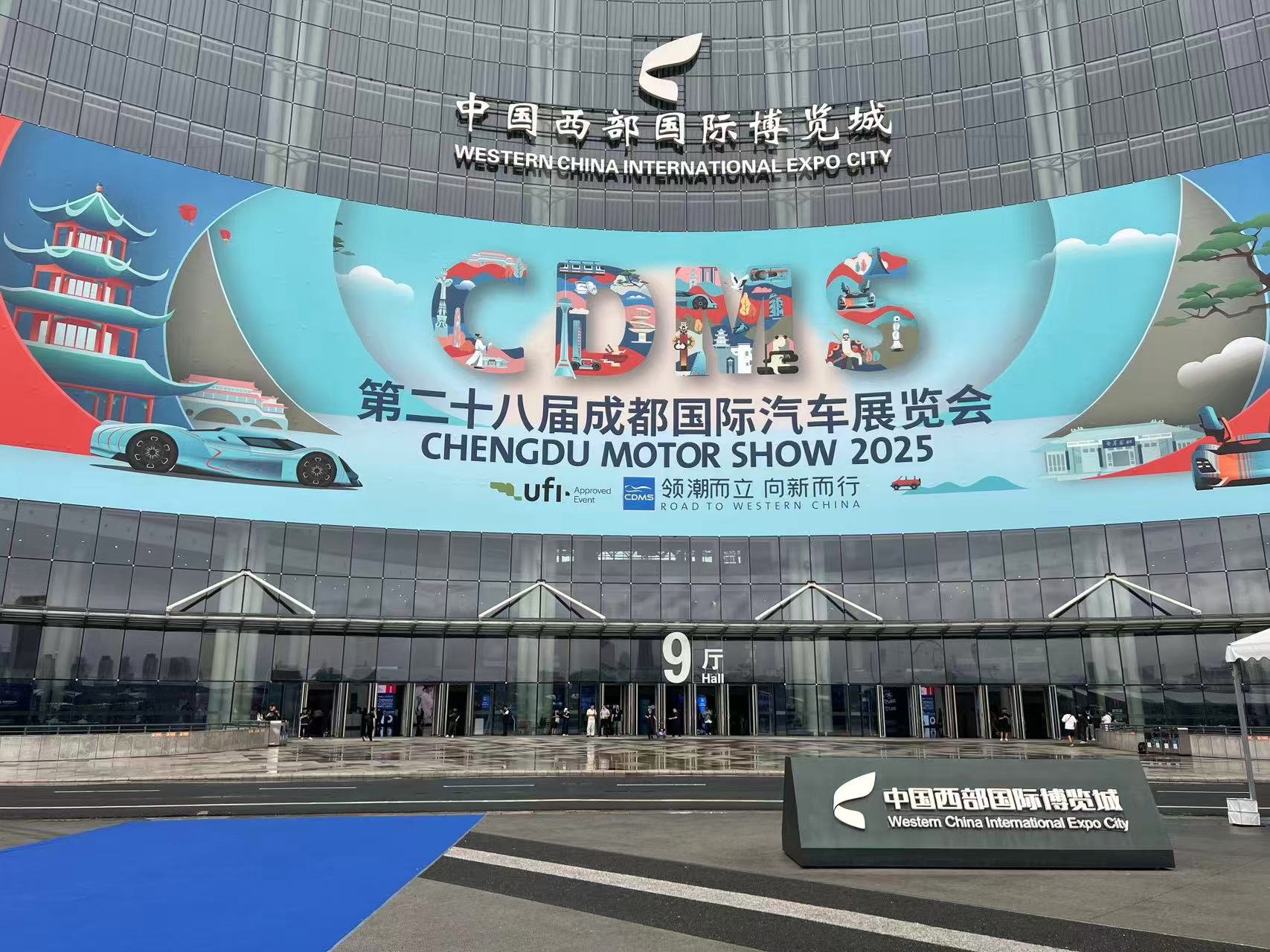 当成都车展遇到七夕：带货主播无处不在，有品牌目标卖出1000辆车