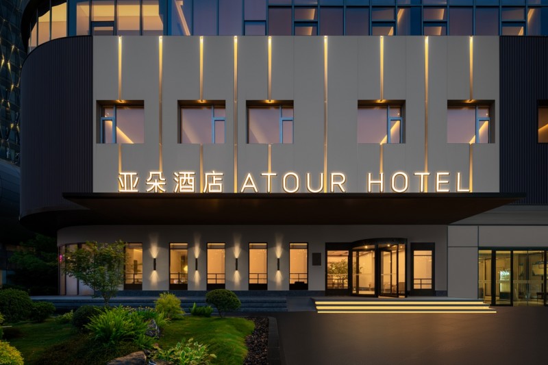 亚朵集团Q2财报：营收同比增长37.4%至24.69亿元，调整后净利润达4.27亿元