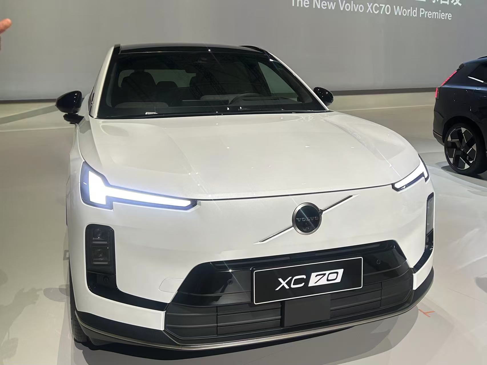 现场“直降”14.7万元，沃尔沃全新XC70预售价29.99万元起，85分钟小订5000辆