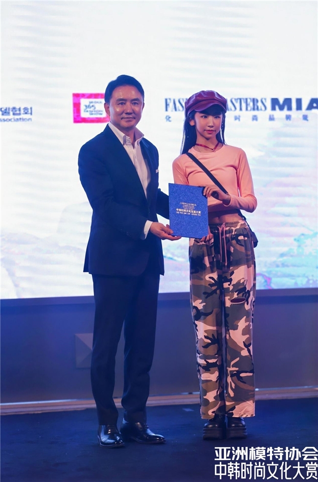 笔墨为媒 步履传韵：13岁河北女孩袁点荣膺“中韩文化交流小使者”称号