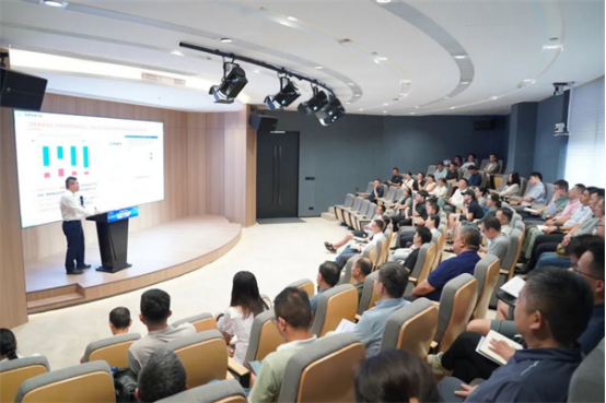 百思特高级副总裁邓佳驰受邀出席华中科技大学EMBA公开课，深度赋能企业战略选择与能力构建