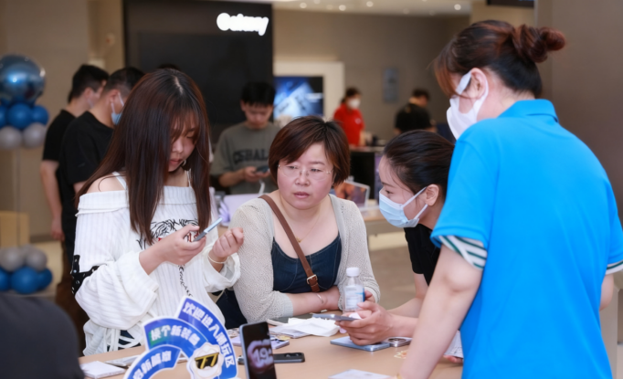 今年双11，年轻人为何热衷“泡在”门店“玩手机”？