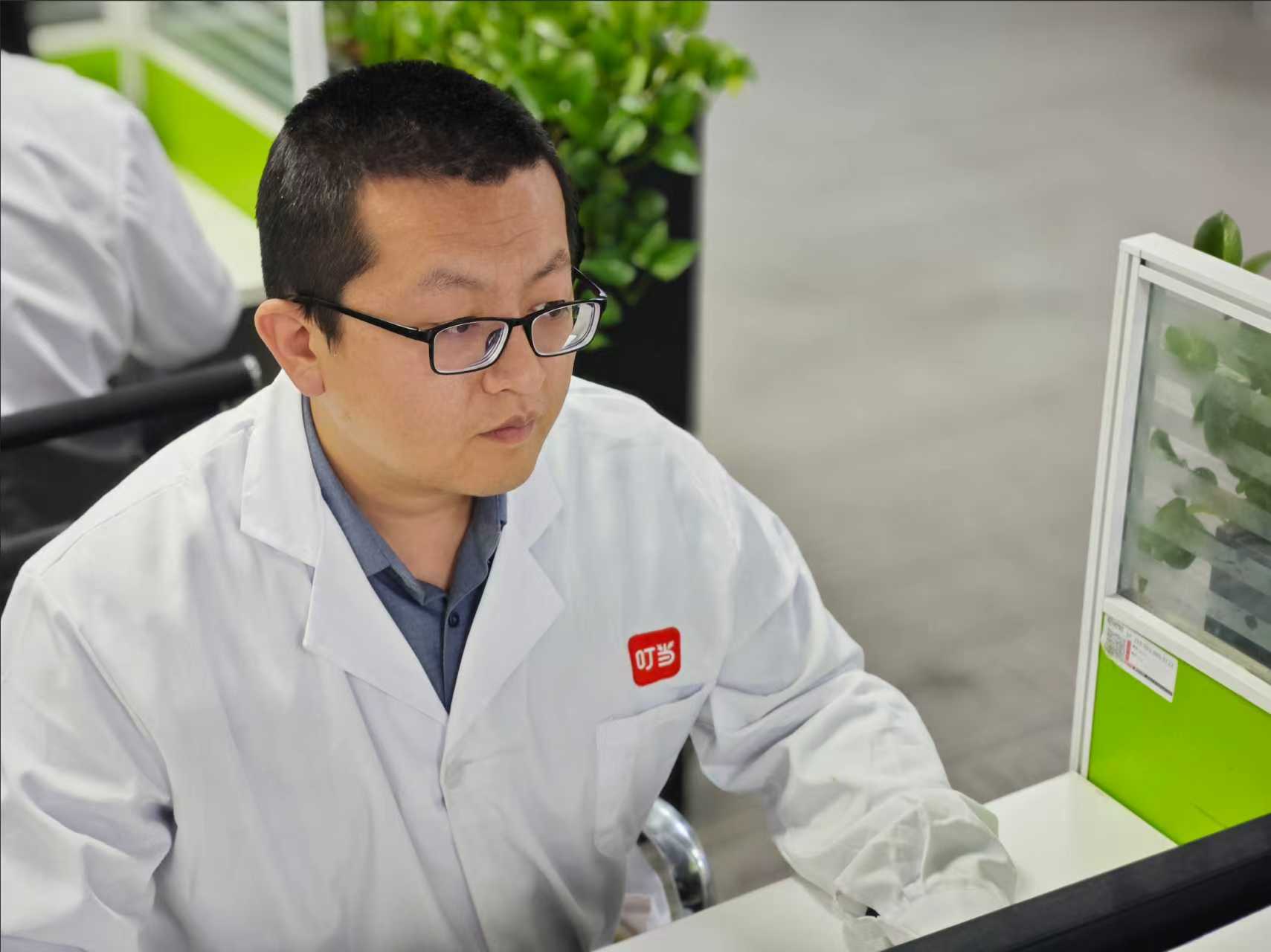 世界骨质疏松日：叮当健康专业医生提醒注意骨健康管理