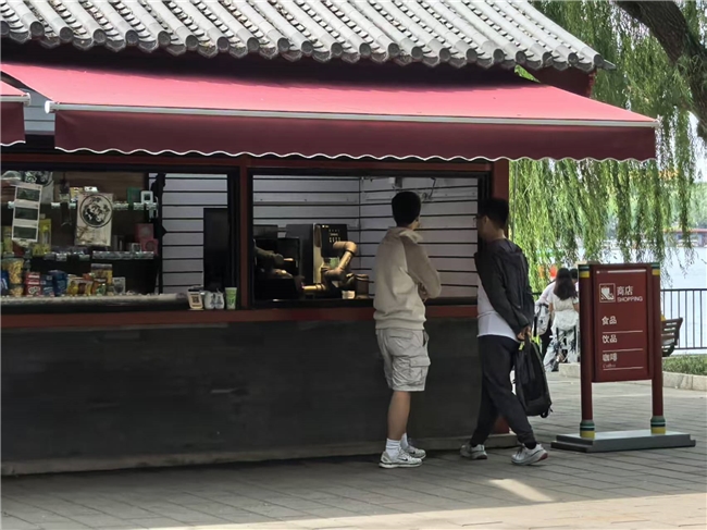 咖啡机器人亮相北海公园｜首程控股让机器人走进城市每一个角落