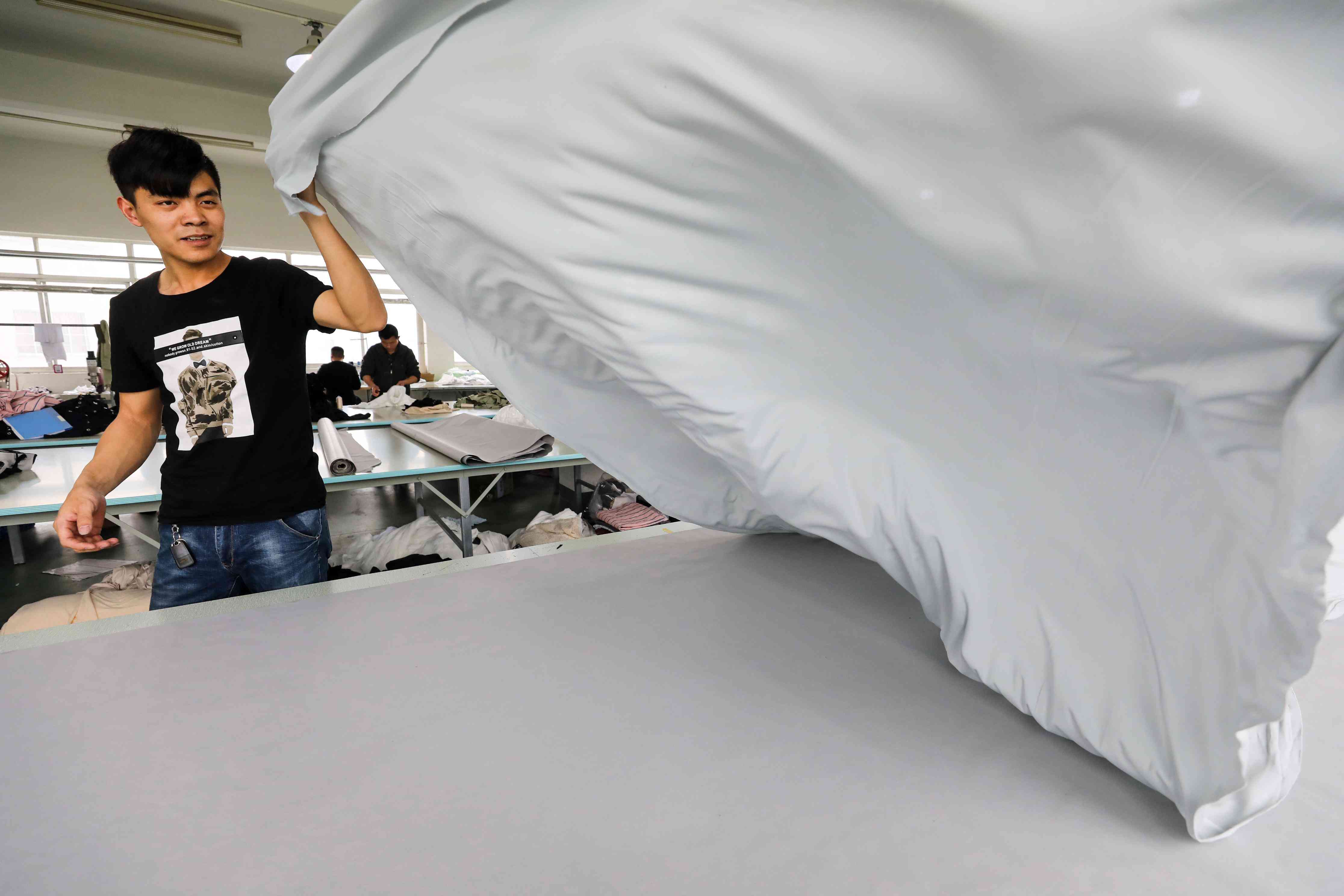 实拍杭州大码女装店 150斤胖妹做主播 一年多用布料200万平米！