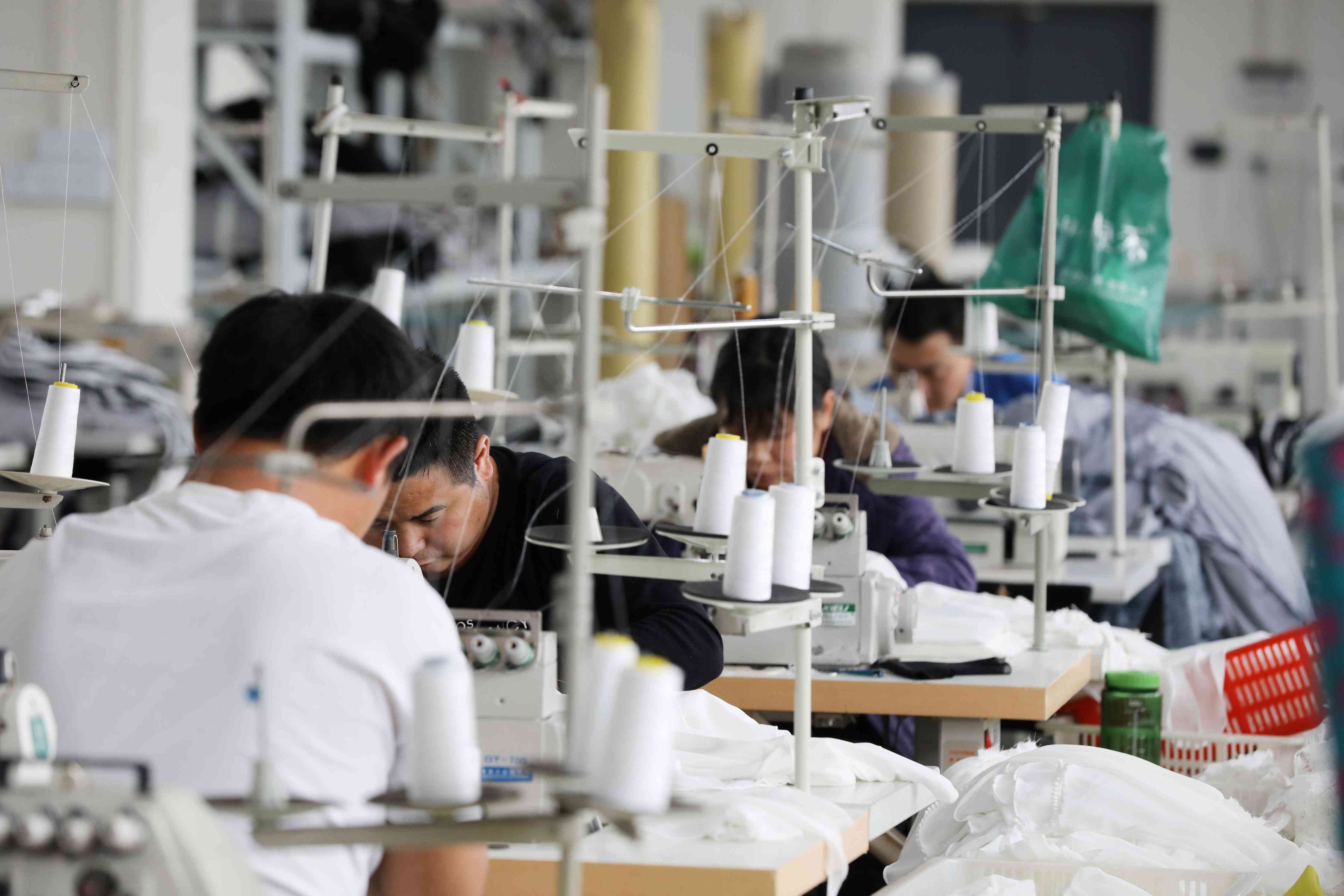 实拍杭州大码女装店 150斤胖妹做主播 一年多用布料200万平米！