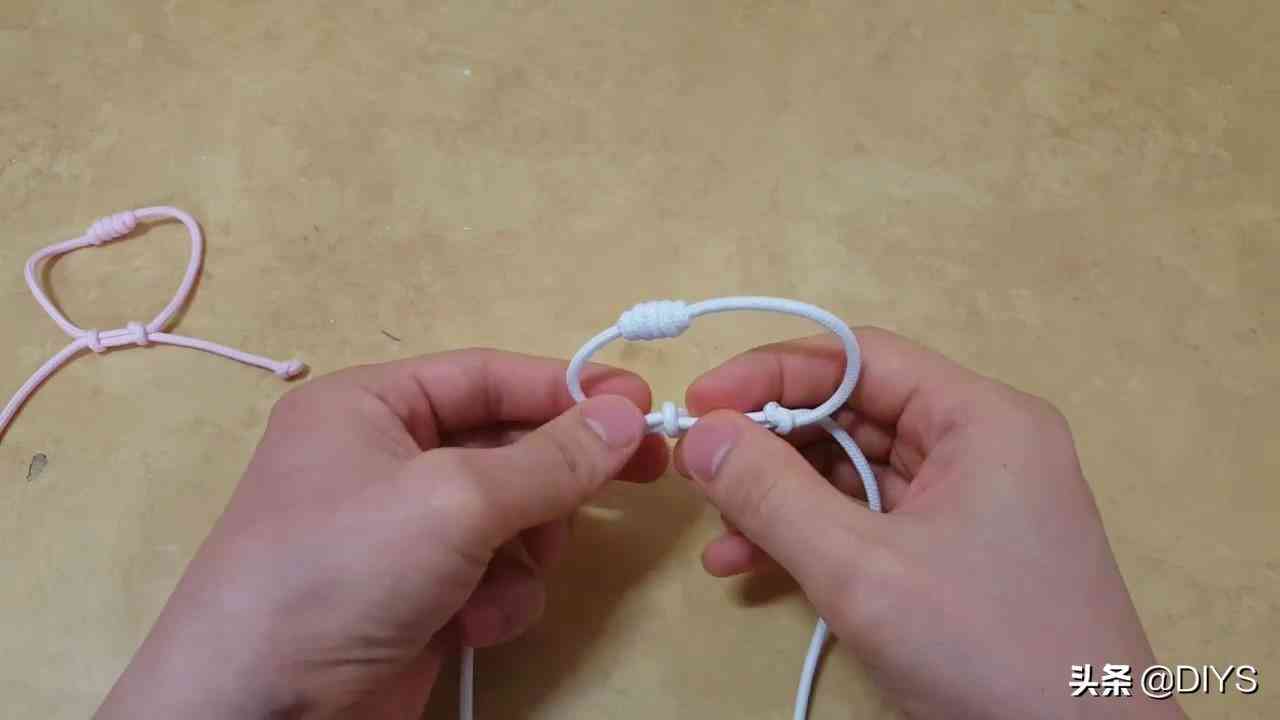 看看如何编抽拉式的手绳，步骤详细，简单易学！