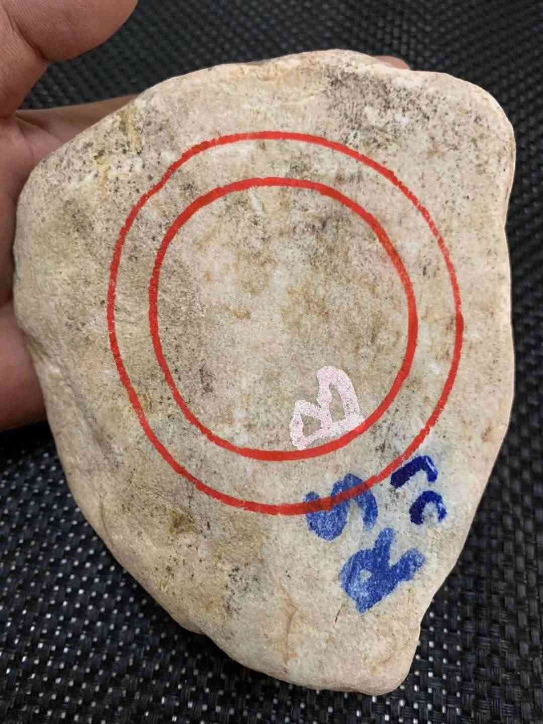 老木那黄岩沙手镯色料，料子形状非常规矩，皮壳老辣全身多处有色