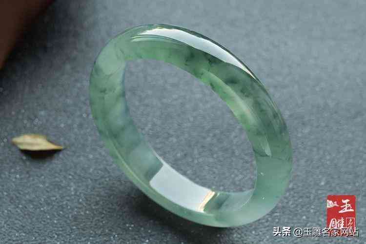 真的玉手镯最低多少钱(真的玉手镯多少价位)