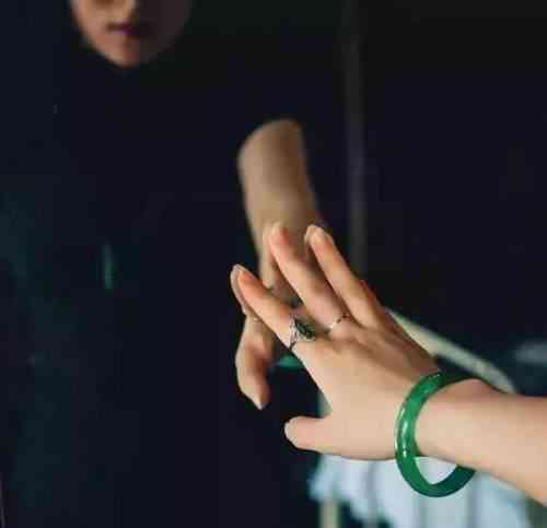 茶晶手串佩戴的功效和作用(茶晶手串佩戴的功效和作用图片)