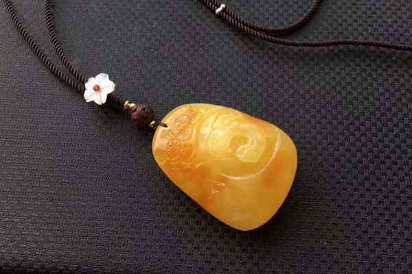 女人戴猫眼石好处和禁忌(佩戴猫眼石对人体有什么好处)