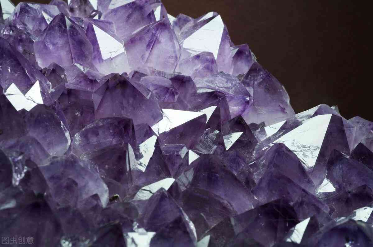 天然水晶半宝石是塑料吗(天然水晶半宝石是塑料吗为什么)